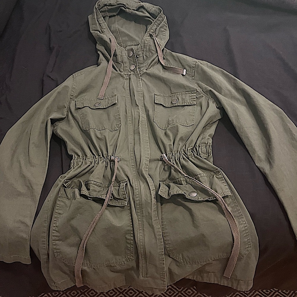 Love tree small green coat/ cargo jacket. Long and perfect for fall outfits.